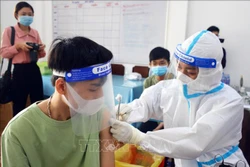  Điểm tiêm tại trường THPT Hồ Thị Kỷ sẽ tiêm vaccine ngừa COVID-19 cho 3.100 em học sinh. Ảnh: Huỳnh Anh -TTXVN 