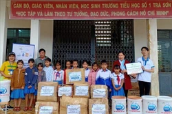 Các tình nguyện viên Nhóm Fly to Sky trao quà cho các trường học trên địa bàn tỉnh Quảng Ngãi. Ảnh: Lê Ngọc Phước-TTXVN