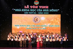 Đại đại diện các nhà tài trợ, đơn vị đồng hành nhận hoa và Kỷ niệm chương (bảng vàng ghi danh) của Ban tổ chức chương trình. Ảnh: Hoàng Hiếu - TTXVN