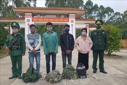 Bắt giữ 4 đối tượng nhập cảnh trái phép tại khu vực biên giới Việt Nam - Lào. Ảnh: Xuân Tiến- TTXVN