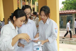 Thí sinh tại điểm thi THPT Nam Phù Cừ sau giờ thi. Ảnh: Mai Ngoan - TTXVN 