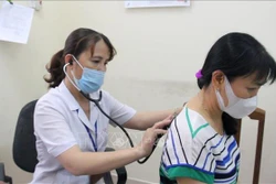 Khám sàng lọc trước khi tiêm vaccine phòng COVID-19. Ảnh: Văn Hướng -TTXVN