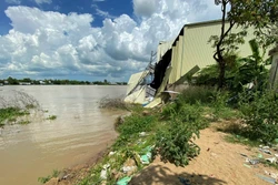 Điểm sạt lở bờ sông Hậu, đoạn đi qua thị trấn Vĩnh Thạnh Trung, huyện Châu Phú, tỉnh An Giang. Ảnh: Công Mạo-TTXVN 