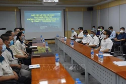 Vũ Đức Đam làm Trưởng đoàn làm việc với lãnh đạo Công ty Taekwang Vina (Khu công nghiệp Biên Hòa 2, thành phố Biên Hòa) về công tác phòng chống dịch bệnh COVID-19. Ảnh: Lê Xuân-TTXVN