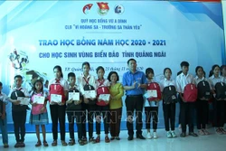Ban tổ chức trao học bổng cho học sinh. Ảnh: Đinh Hương - TTXVN
