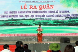 Quang cảnh lễ ra quân phát động “Toàn dân đoàn kết ra sức xây dựng nông thôn mới, đô thị văn minh, tạo cảnh quan môi trường xanh-sạch-đẹp trên toàn địa bàn thành phố Kon Tum”. Ảnh: Cao Nguyên-TTXVN 