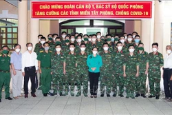 Lãnh đạo tỉnh và ngành Y tế Sóc Trăng cùng Đoàn cán bộ y, bác sĩ Học viện Quân y Bộ Quốc phòng về tăng cường phòng chống dịch tại Sóc Trăng. Ảnh: TTXVN phát 