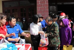 Ban tổ chức trao quà cho người dân. Ảnh: Đinh Hương – TTXVN 