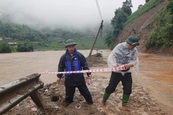 Ban quản lý đường bộ 1 cùng lực lượng chức năng huyện Mù Cang Chải căng dây cảnh báo và không cho người dân đi vào khu vực nguy hiểm. Ảnh: Tuấn Anh - TTXVN