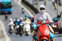 Nhiệt độ trên 35 độ C là từ 12-17 giờ, người tham gia giao thông cần trang bị khẩu trang, áo chống nắng che kín người tránh tình trạng sốc nhiệt vì nắng nóng. Ảnh: Thành Đạt - TTXVN