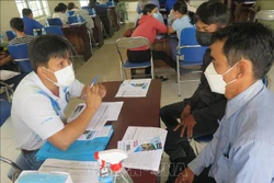 Trung tâm giới thiệu việc làm tỉnh Kon Tum tư vấn, giới thiệu, hỗ trợ người lao động tìm được việc làm sau dịch COVID-19. Ảnh: Dư Toán – TTXVN. 