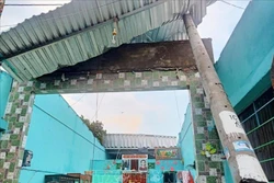 Giông, lốc khiến nhiều căn nhà người dân ở huyện An Phú, An Giang bị tốc mái gây thiệt hại nặng. Ảnh: TTXVN phát
