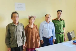 Công an xã Pu Sam Cáp, huyện Sìn Hồ và chính quyền xã bàn giao cháu Hầu Thị L. cho gia đình. Ảnh: Công an Lai Châu cung cấp