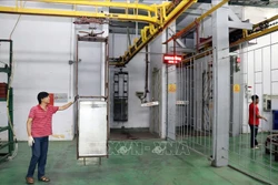 Vận chuyển vải thiều đưa vào phòng chiếu xạ. Ảnh: Anh Tuấn – TTXVN