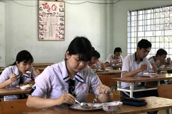 Học sinh có hoàn cảnh khó khăn nhà trường hỗ trợ cơm trưa trong thời gian ôn thi. Ảnh: Lê Thúy Hằng-TTXVN