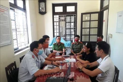 Cơ quan chức năng làm việc với chủ tài khoản mạng xã hội Facebook “Vương Huyền Túi”. Ảnh: Mai Trang - TTXVN