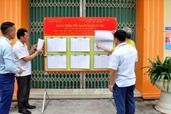 Niêm yết danh sách cử tri được công khai ở nhà văn hóa phường Hòa Lạc (thành phố Móng Cái, tỉnh Quảng Ninh). Ảnh: TTXVN phát