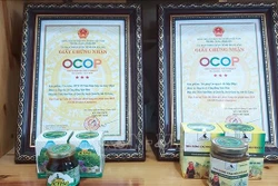 Hai sản phẩm đạt chất lượng OCOP 3 sao cấp tinh của huyện Quảng Bạ (Hà Giang). Ảnh: Nguyễn Chiến-TTXVN