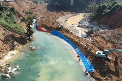 Phương tiện nắn dòng chảy để phục vụ công tác tìm kiếm dưới lòng suối Rào Trăng. Ảnh: TTXVN phát