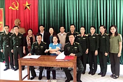 Chương trình kết nghĩa Hội LHPN Hải Phòng với 2 đồn Biên Phòng huyện Mường Tè (Lai Châu). Ảnh: TTXVN phát
