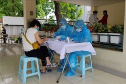 Các trường hợp đến làm xét nghiệm đều được yêu cầu khai báo y tế. Ảnh: Mạnh Khánh-TTXVN