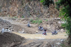 Một tuyến đường nối với trung tâm xã bị sạt lở, nước dâng cao khiến giao thông gặp nhiều khó khăn. Ảnh: Quang Quyết-TTXVN