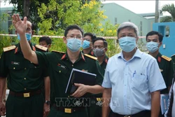 Thứ trưởng Bộ Y tế Nguyễn Trường Sơn kiểm tra các khu cách ly, tiếp nhận bệnh nhân tại bệnh viện Quân Y 17 (Quân khu 5). Ảnh: Văn Dũng - TTXVN