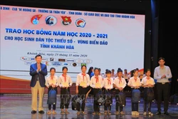 Trao học bổng cho các em học sinh dân tộc thiểu số và con ngư dân có hoàn cảnh khó khăn tỉnh Khánh Hòa. Ảnh: Thanh Vân- TTXVN