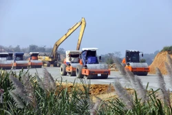 Hàng trăm phương tiện hoạt động để thi công hạng mục móng mặt đường tại gói thầu số 10 (Tam Điệp, Ninh Bình). Ảnh: Huy Hùng - TTXVN 