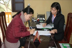 Nhiều hộ nghèo đăng ký vay vốn ưu đãi của Ngân hàng Chính sách xã hội tỉnh Ninh Bình để phát triển kinh tế. Ảnh: Thùy Dung - TTXVN