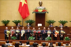 Chủ tịch nước Nguyễn Xuân Phúc và Chủ tịch Quốc hội Vương Đình Huệ tặng hoa một số Phó Thủ tướng, bộ trưởng và thành viên Chính phủ; một số Phó Chủ tịch và Ủy viên Hội đồng Bầu cử quốc gia, Phó Chủ tịch và một số Ủy viên Hội đồng Quốc phòng và An ninh. Ản