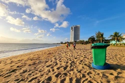 Thùng rác bố trí ở biển Bình Sơn (thành phố Phan Rang – Tháp Chàm) góp phần bảo vệ môi trường. Ảnh: Nguyễn Thành – TTXVN