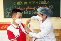 Tiêm vaccine cho học sinh lớp 6. Ảnh: Văn Đức - TTXVN 