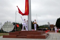 Nghi lễ thượng cờ tại Khu di tích lịch sử Quốc gia đặc biệt Tượng đài Bác Hồ. Ảnh: TTXVN phát