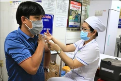 Tiêm vaccine phòng COVID-19 cho lực lượng giáo viên làm nhiệm vụ coi thi. Ảnh: Lê Thúy Hằng – TTXVN