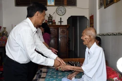 Bí thư Tỉnh ủy Lâm Văn Mẫn đến thăm, tặng quà gia đình chính sách tại thành phố Sóc Trăng. Ảnh: Tuấn Phi-TTXVN 