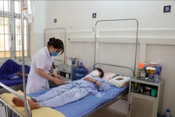 Bệnh nhân sốt xuất huyết đang điều trị tại Bệnh viện đa khoa tỉnh Sơn La. Ảnh: Hữu Quyết - TTXVN