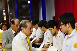 Đại học Sư phạm Huế tổ chức Lễ trao học bổng Vallet năm 2020 cho học sinh, sinh viên trên địa bàn tỉnh. Ngoài ra, Quỹ học bổng còn hỗ trợ cho sinh viên đi học tại Pháp . Ảnh: Mai Trang-TTXVN