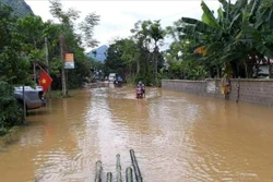 Mưa lớn khiến nhiều tuyến đường giao thông bị ngập nặng. Ảnh: TTXVN phát
