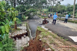 Lực lượng chức năng dựng rào chắn, cảnh báo vị trí sụt lún trên Quốc lộ 24. Ảnh: Dư Toán – TTXVN 