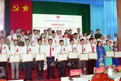 Những tập thể, cá nhân tiêu biểu trong thực hiện phong trào thi đua “Dân vận khéo” vinh dự nhận Bằng khen của Chủ tịch UBND tỉnh Sóc Trăng. Ảnh: Trung Hiếu - TTXVN