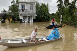 Mưa lũ tại các tỉnh từ Quảng Nam đến Phú Yên và Tây Nguyên đã gây ngập lụt, giao thông tại nhiều tuyến Quốc lộ tê liệt do sạt lở Ảnh: TTXVN 