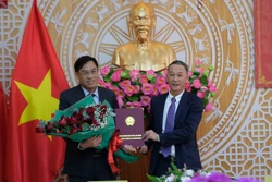 Đồng chí Trần Văn Hiệp, Phó Bí thư Tỉnh ủy, Chủ tịch UBND tỉnh Lâm Đồng, trao quyết đinh và tặng hoa chúc mừng tân Phó Chủ tịch UBND tỉnh Lâm Đồng Võ Ngọc Hiệp. Ảnh: Nguyễn Dũng – TTXVN 