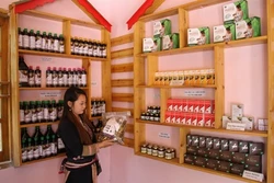 Gian hàng giới thiệu các sản phẩm dược liệu tại bản Tả Phìn (Lào Cai). Ảnh: Ngọc Dung - Báo ảnh DT&MN