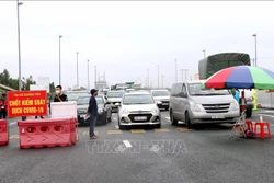 Phương tiện luôn trong tình trạng bị dồn ứ ở chốt kiểm soát dịch COVID-19 chân cầu Bạch Đằng phía thị xã Quảng Yên, tỉnh Quảng Ninh. Ảnh: Văn Đức - TTXVN