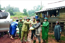 Đồn Biên phòng Cà Roòng, Bộ Chỉ huy Bộ đội Biên phòng Quảng Bình trao quà hỗ trợ cho bà con đồng bào dân tộc xã Thượng Trạch, huyện Bố Trạch, Quảng Bình. Ảnh: Võ Dung -TTXVN