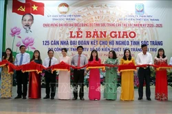 Cắt băng khánh thành, bàn giao 125 căn nhà đại đoàn kết cho hộ nghèo tỉnh Sóc Trăng. Ảnh: Trung Hiếu-TTXVN