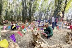 Với chủ đề “Văn hóa, nghệ thuật, thiên nhiên, con người Tây Nguyên”, nghệ nhân có thời gian 3 ngày để chế tác sản phẩm mỹ nghệ trên thân gỗ cây cà phê. Ảnh: Hoài Thu – TTXVN 
