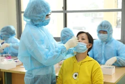 Lấy mẫu xét nghiệm COVID-19. Ảnh: Minh Quyết - TTXVN 