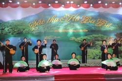 Chương trình nghệ thuật đặc sắc khai mạc lễ hội "Sắc thu hồ Ba Bể". Ảnh: Vũ Hoàng Giang - TTXVN 
